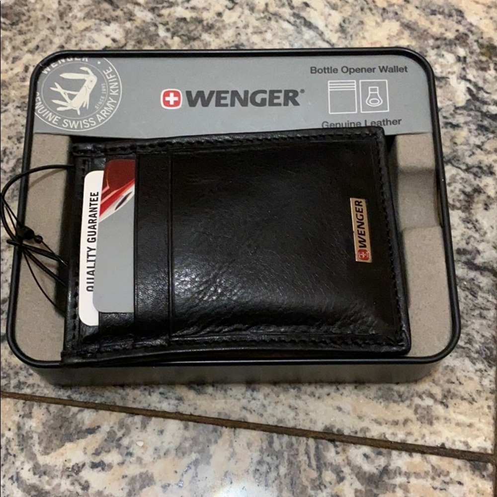 REDUCED!!NWOT  Mens leather card holder with can opener